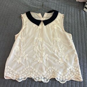 Women’s sleeveless top. Beautiful lace and black Peter Pan collar. Size Large.
